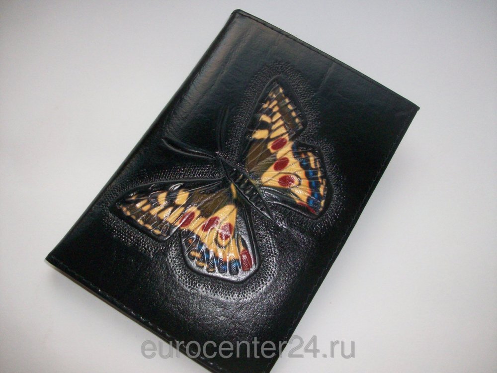 Черная кожаная обложка для паспорта с бабочками