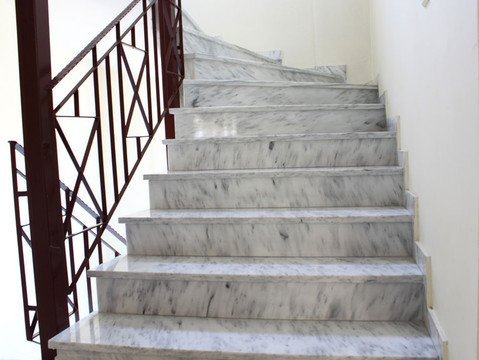 Бетонная лестница с облицовкой серым мрамором