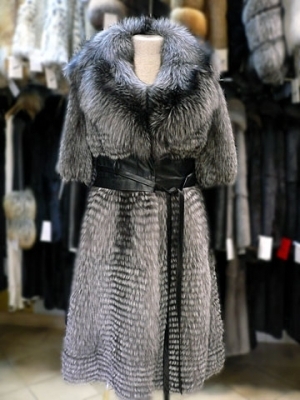 Пальто из серебристо-черной лисы с кожей