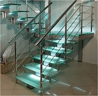 Лестница со ступенями из триплекса с диодной подсветкой на металлокаркасе