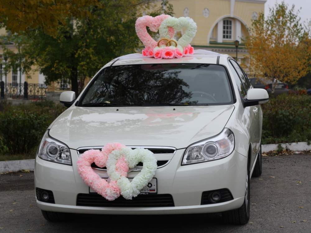 Комплект свадебных сердец на машину бело -  розовые