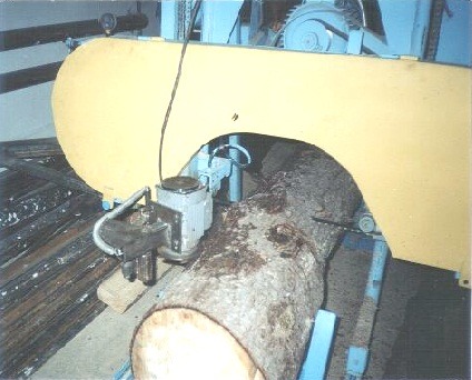 Устройство для подрезки коры в месте распила бревна АМ-166