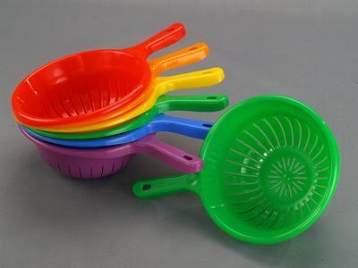 Кухонные принадлежности и столовая посуда из пластика