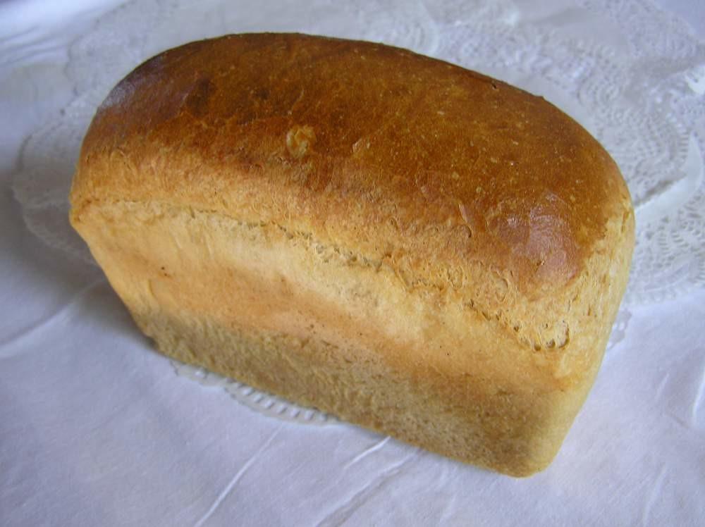 Хлеб формовой Новинка. Производится из пшеничной муки опарным способом с использованием кисломолочной закваски (КМКЗ).