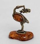 Фигурка "аист с младенцем" (латунь, янтарь) (779805)