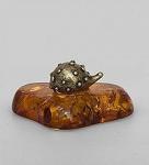 Фигурка "ежик на подставке" мал. (латунь, янтарь) (837025)