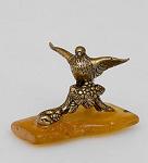 Фигурка "голубь на ветке" (латунь, янтарь нат.) (871491)