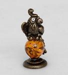 Фигурка "попугайчик" (латунь, янтарь) (779813)
