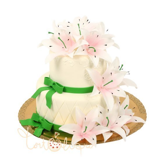 Свадебный торт с цветами и зелеными бантами №615
