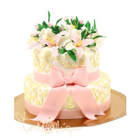 Свадебный торт с цветами и розовым бантом №605