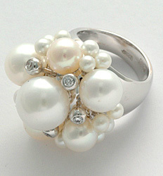 Кольцо из белого золота с жемчугом и бриллиантами