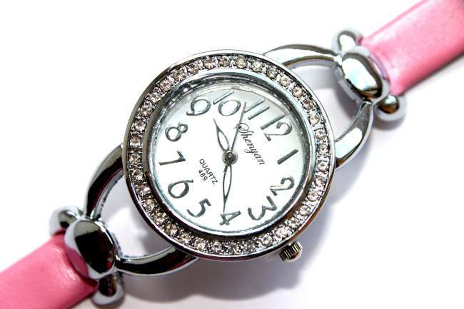 Женские часы на розовом ремешке 