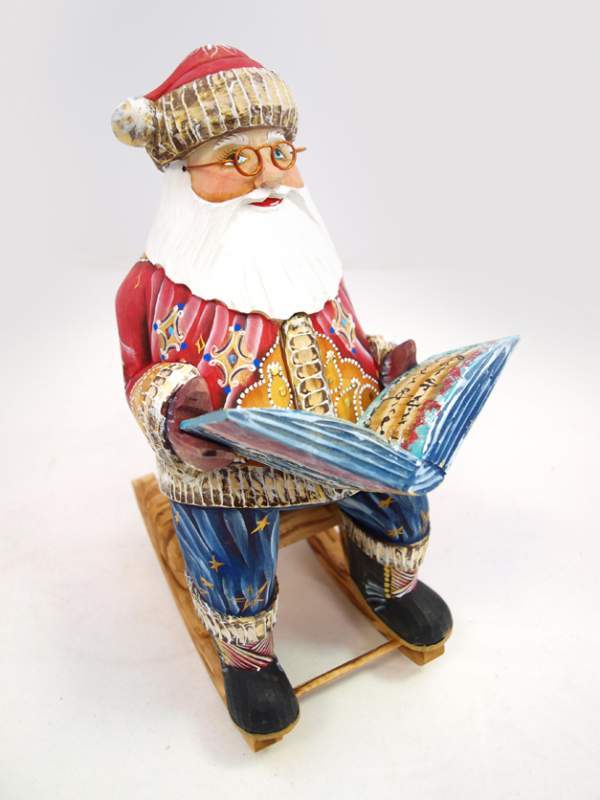 Санта Клаус - расписная статуэтка ручной работы из дерева. Santa Klaus - the painted statuette of manual work from the tree.