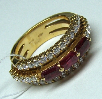 Кольцо женское из белого золота с рубинами