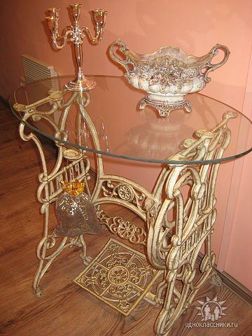 Стеклянный столик с основой из станины от старой швейной машинки