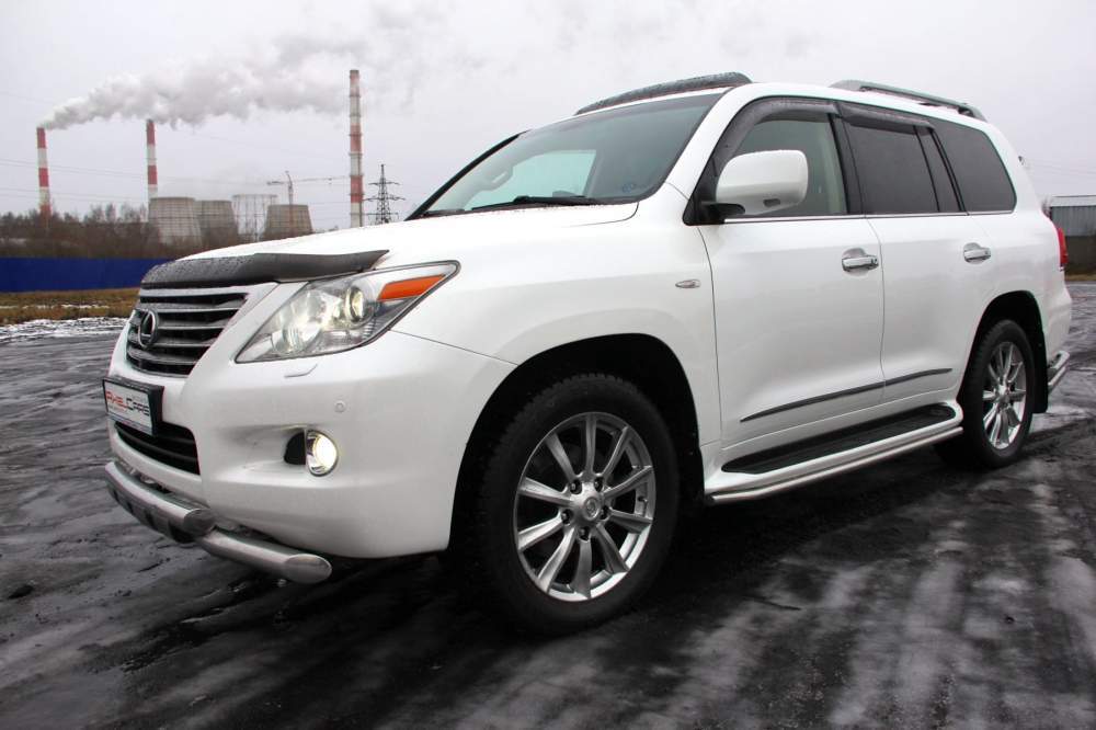 Автомобиль Lexus LX 570 белый