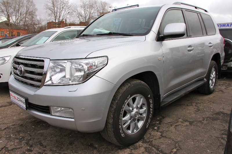 Автомобиль Toyota Land Cruiser 200