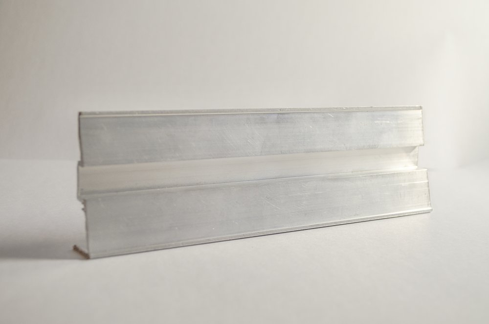 Угловой алюминиевый профиль для фотолюминисцентной разметки на стенах