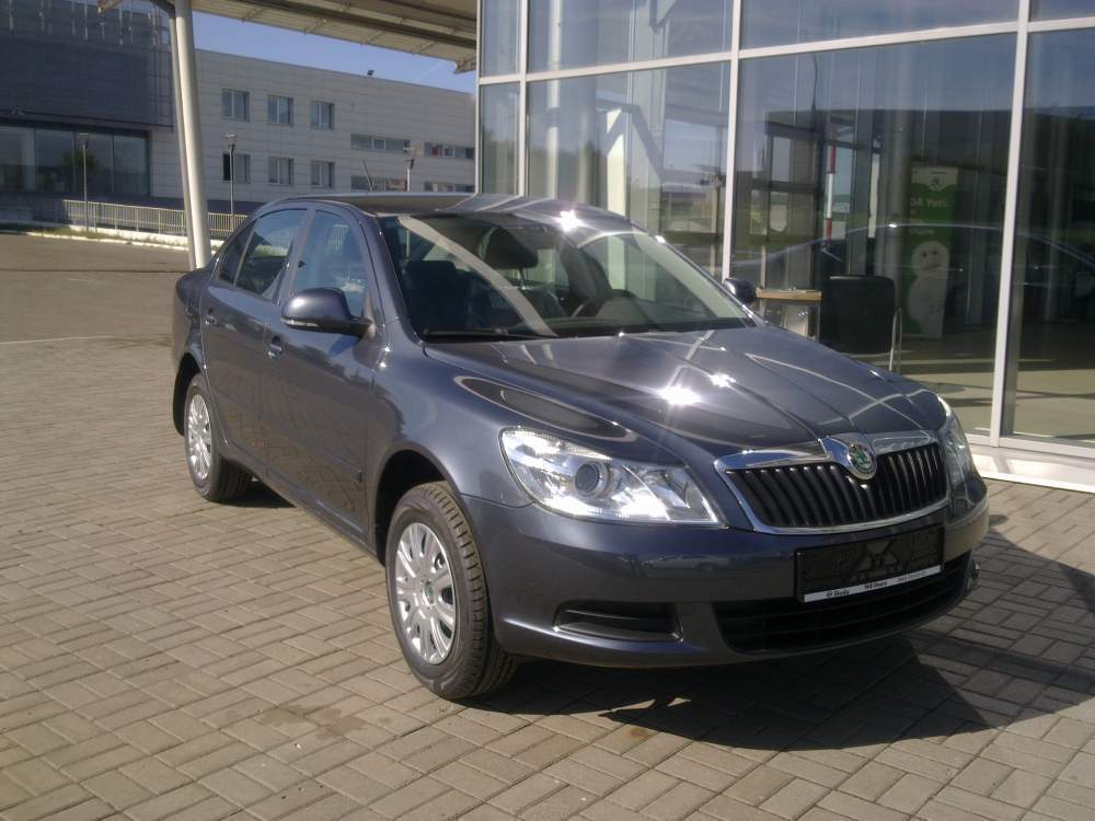 Автомобили легковые седаны малого среднего класса  Skoda Octavia, 1.6 MT