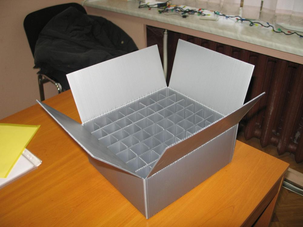 Ящик с разделителями для деталей из ячеистого полипропилена