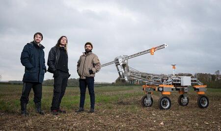 Команда роботов-фермеров эффективно истребляет сорняки электрическими разрядами