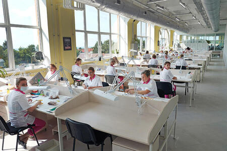 На Калининградском янтарном комбинате открылось новое ювелирное производство