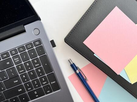 «ПОСТПРАЗДНИЧНЫЙ СПАД»: КАК ЭФФЕКТИВНО УПРАВЛЯТЬ КОМАНДОЙ, КОГДА ПОЛОВИНА СОТРУДНИКОВ В ОТПУСКЕ