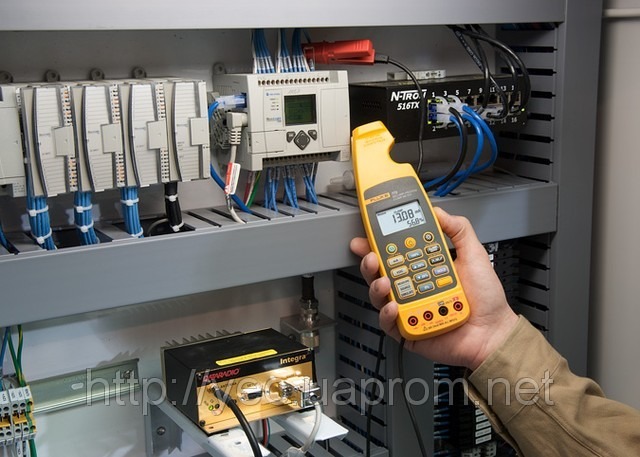 Калибратор-мультиметр Fluke с клещами для измерения малых токов Fluke 773 Калибратор-мультиметр Fluke с клещами для измерения малых токов Fluke 773