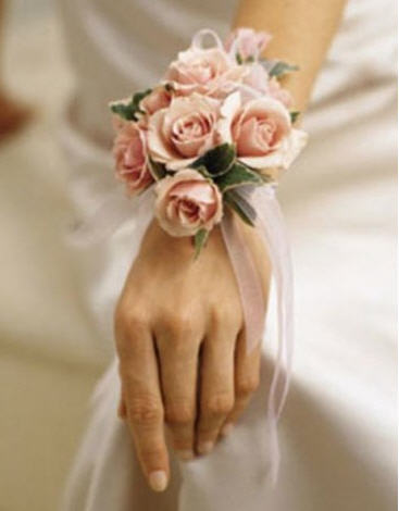 Бутоньерки и браслеты из цветов, бутоньерки для жениха, бутоньерки для свидетелей, цветочные композиции, букет невесты, украшения для свадьбы.