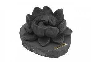 Фигурка из шунгита Змея в цветке Лотоса (4х10см)