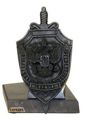 Знак ФСБ на шунгитовой пирамиде