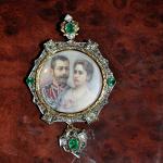 Медальон с портретами императора Николая II и императрицы Александры Федоровны