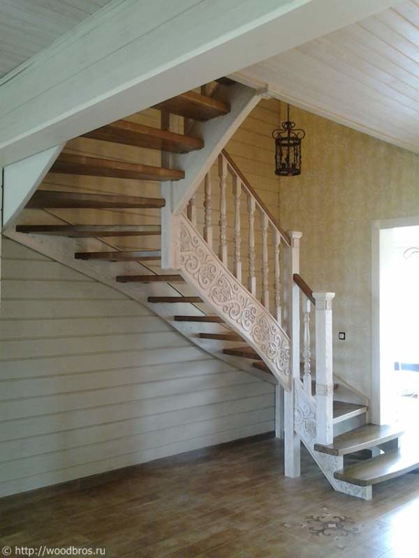 Деревянная лестница с элементами резьбы (001)