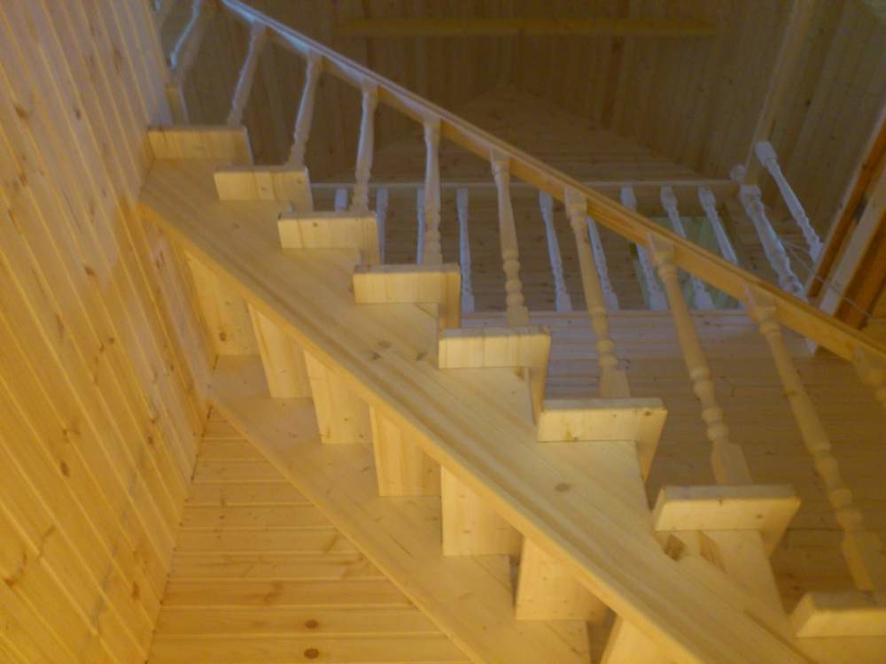 Винтовая лестница деревянная