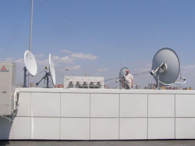 Система спутникового телевидения с поворотной антенной