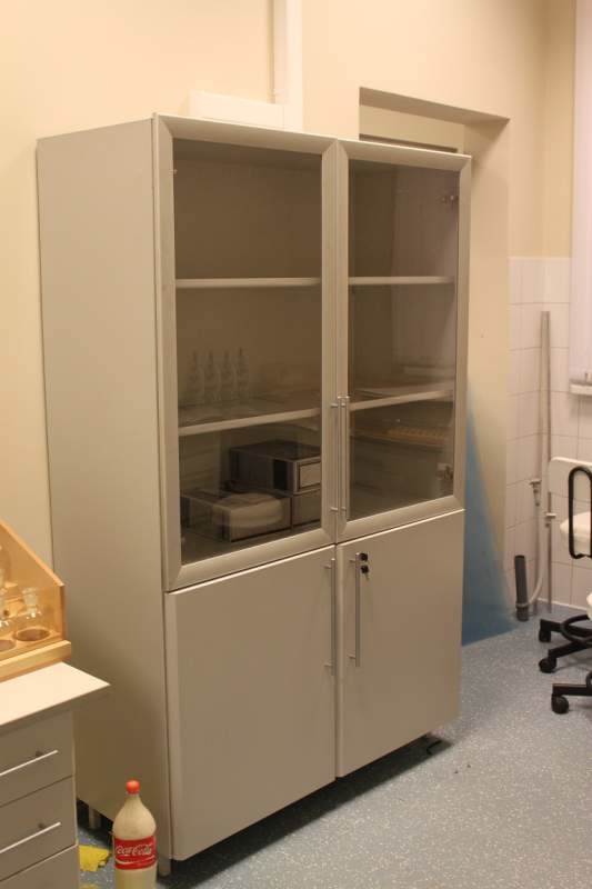Шкаф для лабораторной посуды и приборов