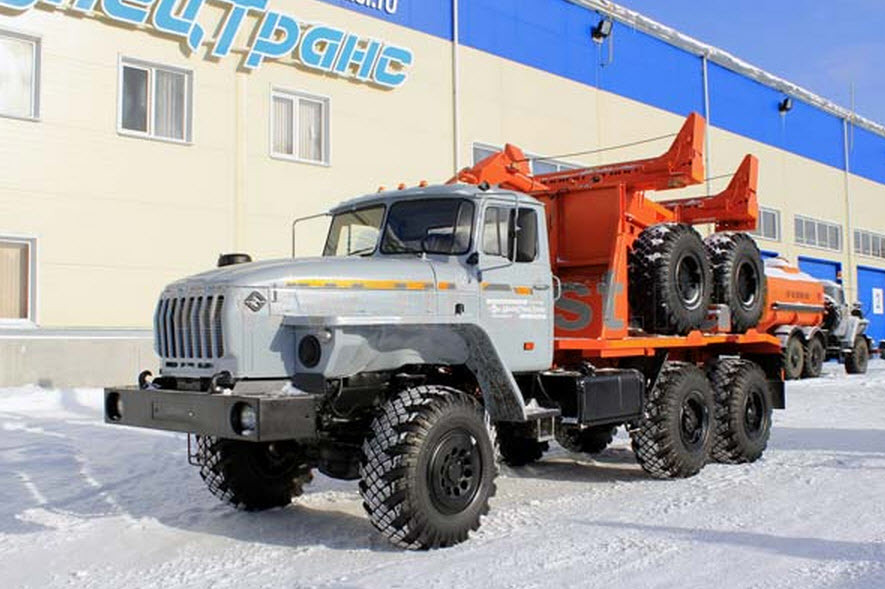 Трубоплетевозный автопоезд в составе тягача Урал-596012 и прицепа-роспуска 904703