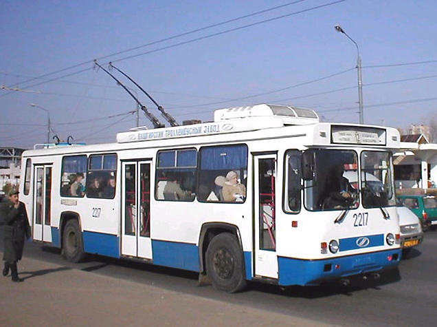 Троллейбус 5276-04 с рамным основанием, с выносом части электрооборудования на крышу, преобразователями, с с крышей типа  52761, выносом панели в электрошкаф за спину водителя, измененным дизайном передка и задка