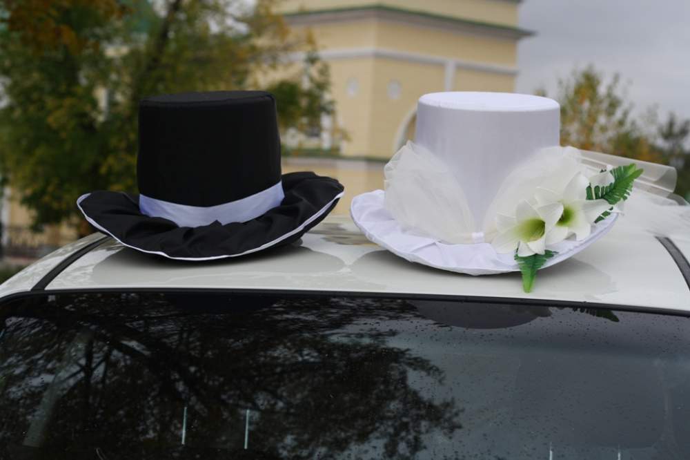 Две шляпы для украшения автомобиля черный и белый, набор 2 шт