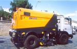 Машина подметально-уборочная с вакуумным подборщиком КМ-32001