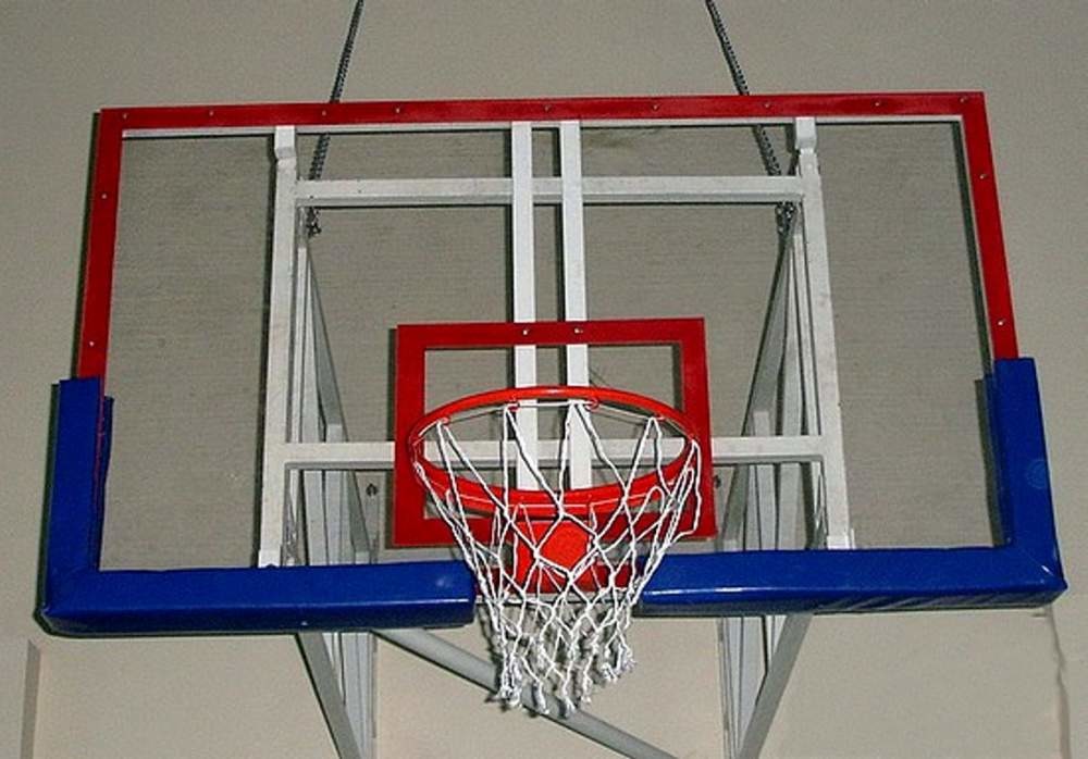 Щит баскетбольный оргстекло 15 мм на стальной раме 180х105 см.