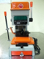 Станок для изготовления дубликатов ключей вертикальной фрезировки LEADER 388L Станок для изготовления дубликатов ключей вертикальной фрезировки LEADER 388L