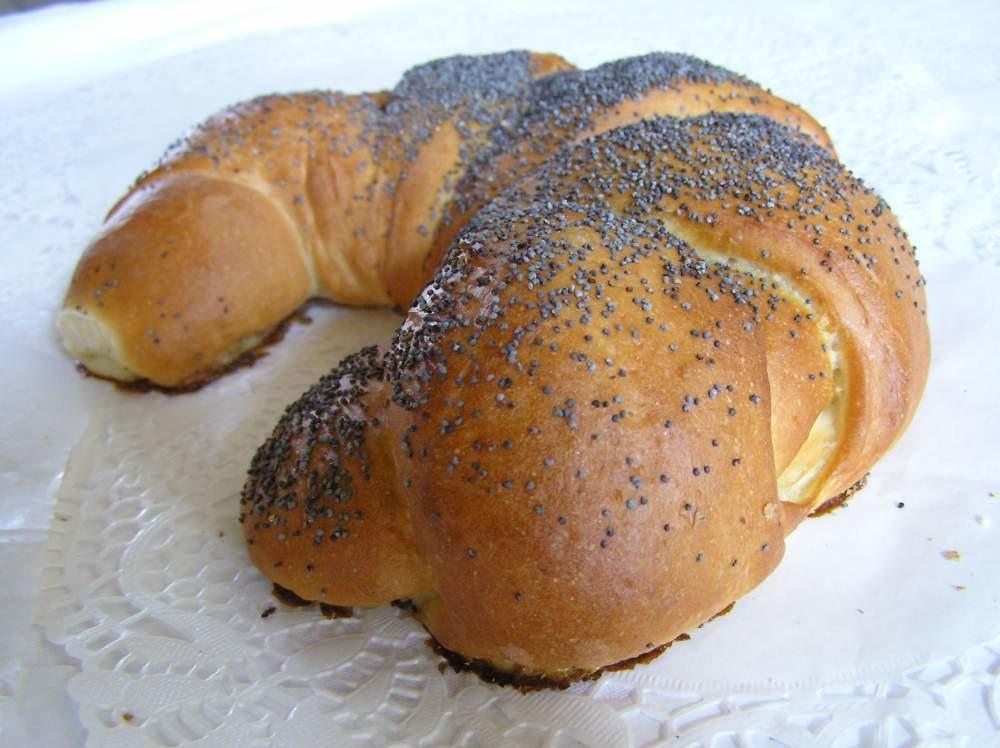Рогалик с маком