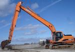 Гусеничный экскаватор Doosan S 225 LC-V с удлиненной стрелой.