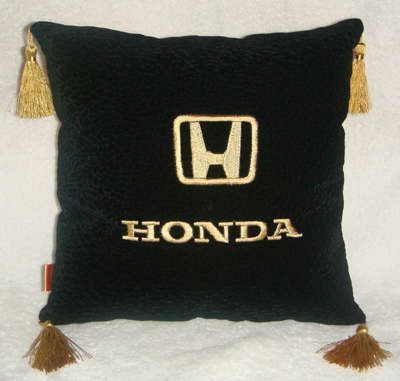 Автомобильная подушка Honda черная с кистями