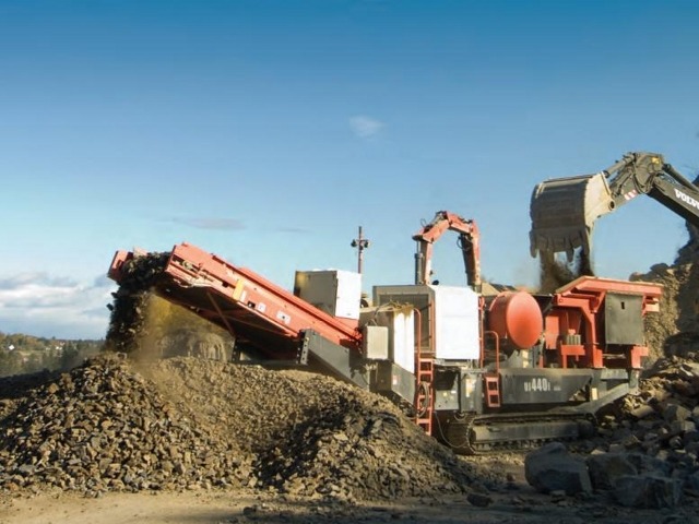 Мобильная щековая дробилка Sandvik UJ440i Мобильная щековая дробилка Sandvik UJ440i