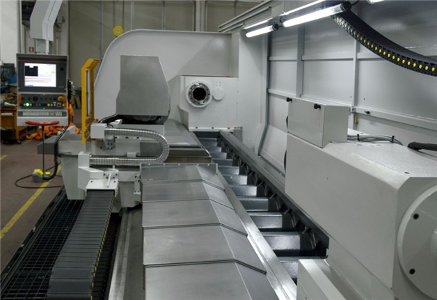 Тяжелые токарные станки URANO CNC  с УЧПУ высотой центров 550-1100 мм