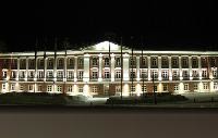 Архитектурная подсветка здания Администрации металлогалогеновыми прожекторами.