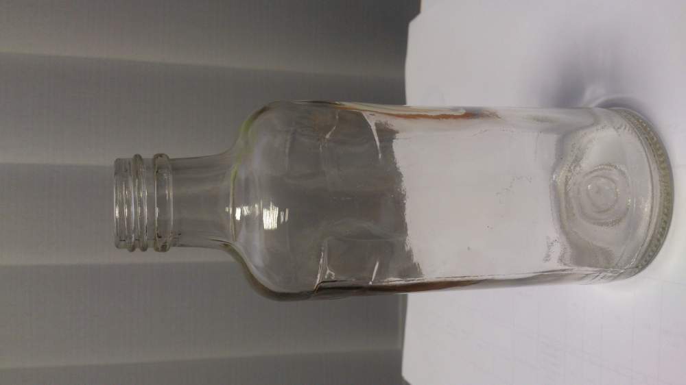 Бутылка из прозрачного стекла