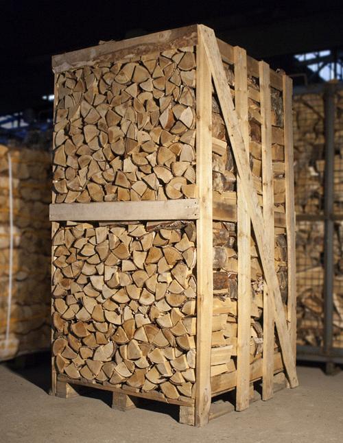Дрова берёзовые, колотые, сухие уложенные в деревянный контейнер.